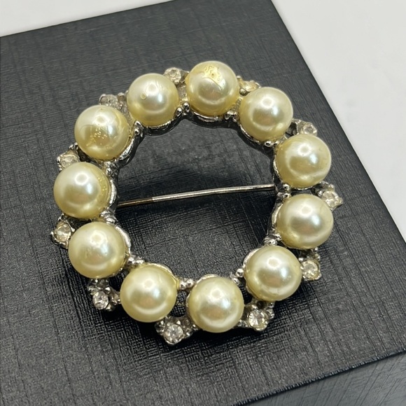 VTG 60's Pearl Crystal Circle Brooch 1.5" - Picture 1 of 5